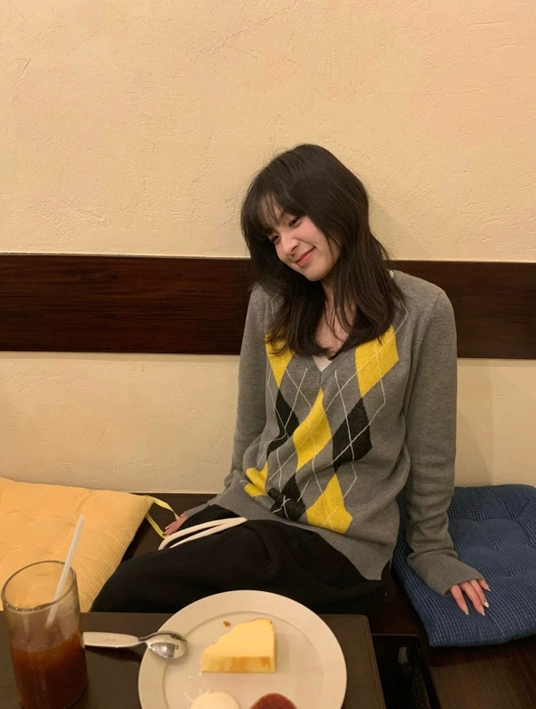 【MIU系】菱格纹提花女士毛衣V领显瘦撞色设计氛围感随性软糯舒适|undefined