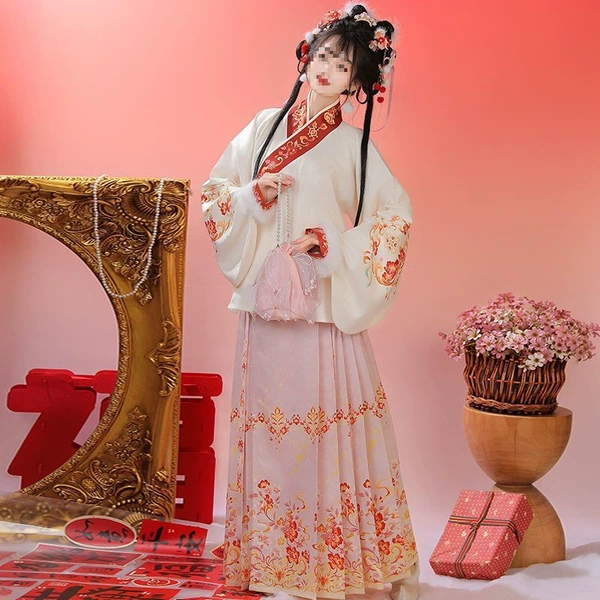Beige pipa sleeves + pink horse skirt