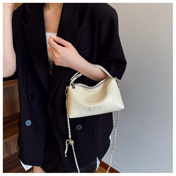 A stylish and elegant hand-held small square bag for women in the summer of 2025, featuring an Instagram-chic and high-end single-shoulder crossbody women's bag undefined