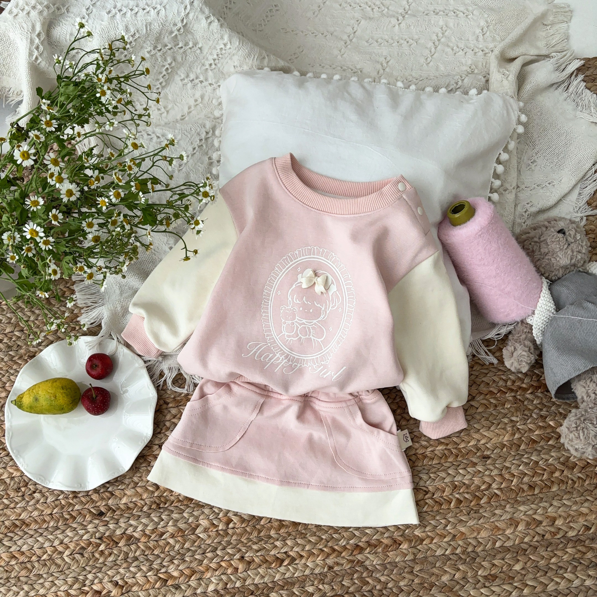 Versión coreana del nuevo producto de la primavera de 2025, traje de bebé, suéter de lazo de Barbie de dibujos animados, traje de dos piezas