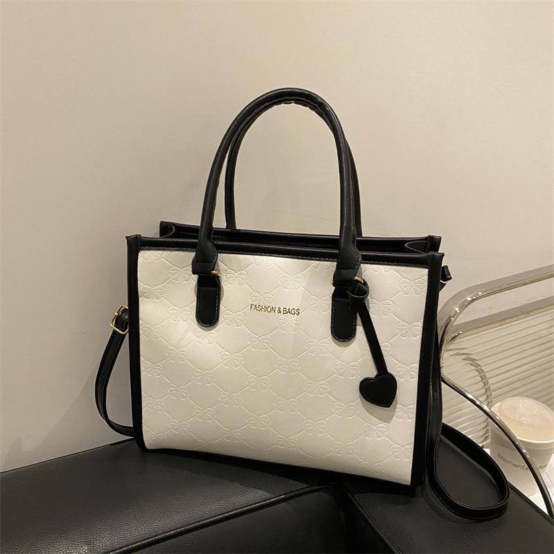 Simple nuevo bolso de mujer, bolso práctico de alto nivel, invierno 2024 nuevo estilo universal en la textura de la bolsa de transporte