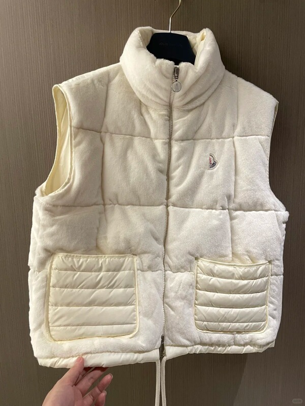 高版本蒙家25秋冬新款徽章毛绒绒羽绒立领马甲女士保暖羽绒服背心|undefined
