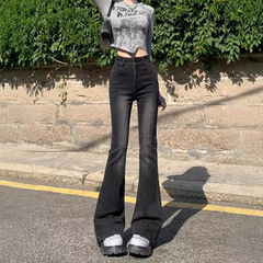 黒い灰色の小さいラッパのジーパンの女性は腰を高くして古い復古をします。