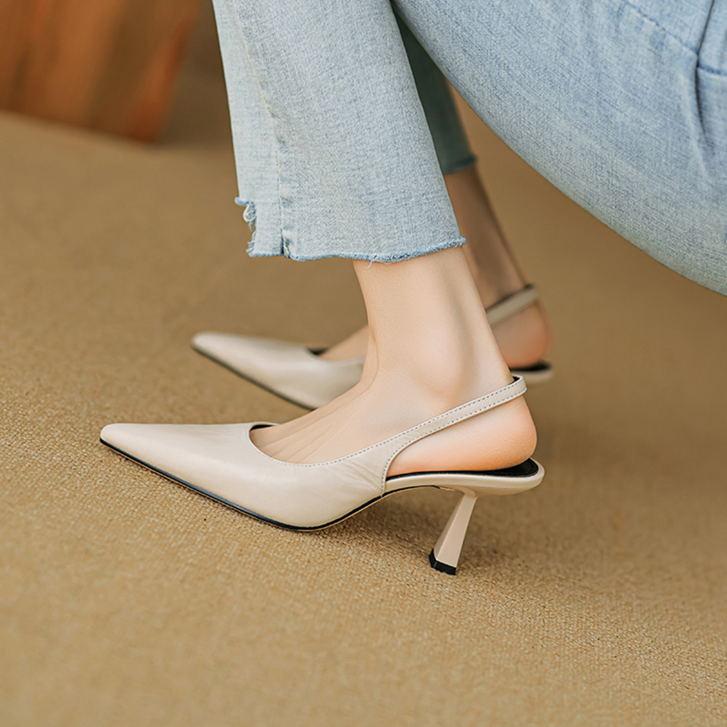 Sandal cao gót nữ mũi nhọn hở gót, da cừu, phong cách Hàn Quốc đơn giản — đen