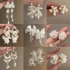 銀針に真珠の花を入れたフリンジイヤリングの小衆気質の雰囲気感があります。