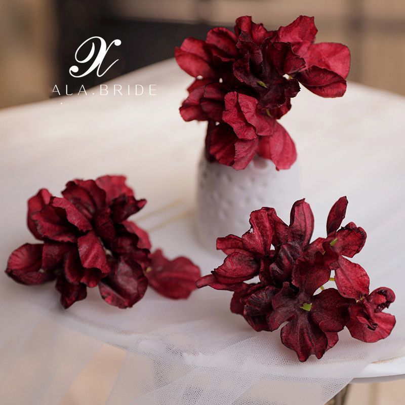 같은 스타일의 빨간 머리핀 3개