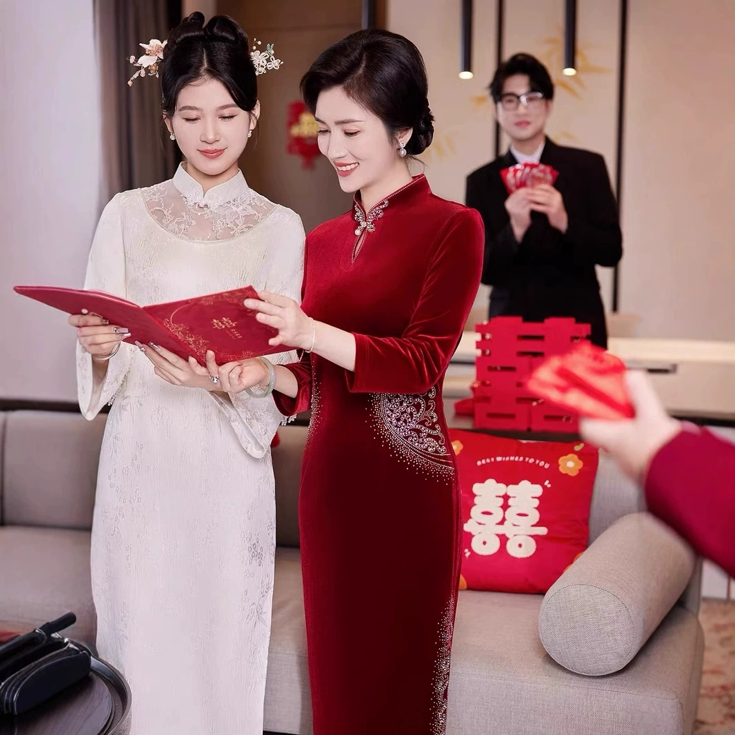 Мама одеваются модные платья с длинными рукавами средней длиной 2024 осенние женские свадебные платья