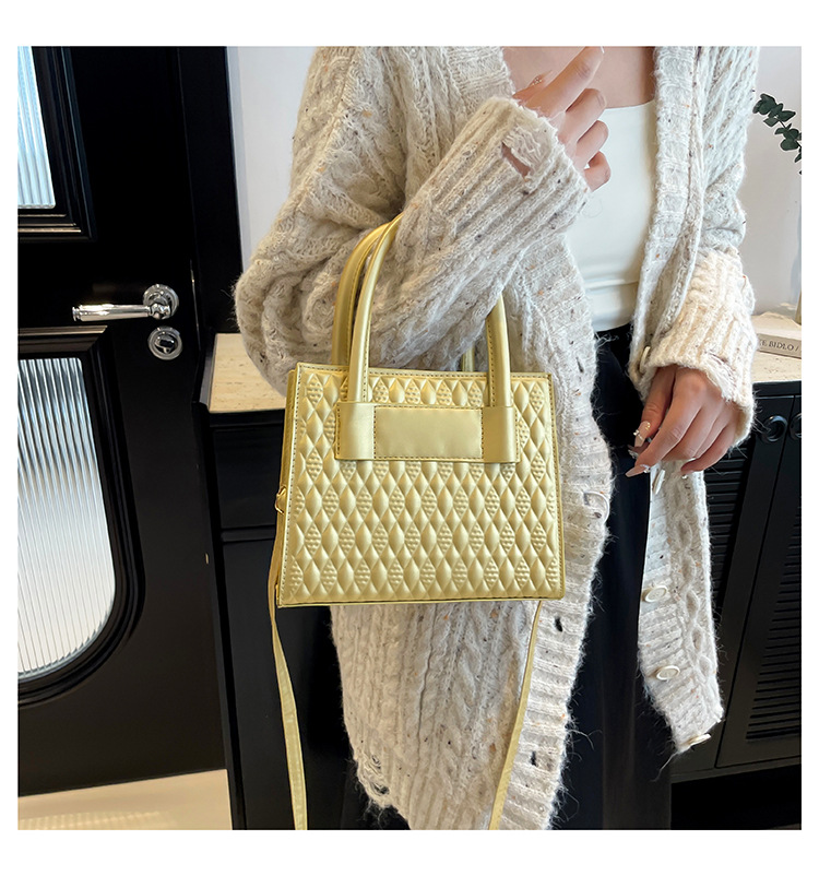 Leisure for women 2024 new item, niche simple diamond grid handbag, fashionable and popular single shoulder crossbody_voghion.com