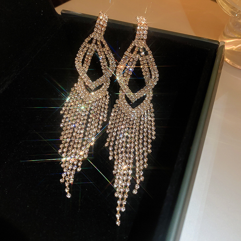 Agujas de plata transfronterizas flores de zircón aretes de bordillo estilo de moda pernos de auriculares lujosos de alto nivel de diseño de auriculares nicho