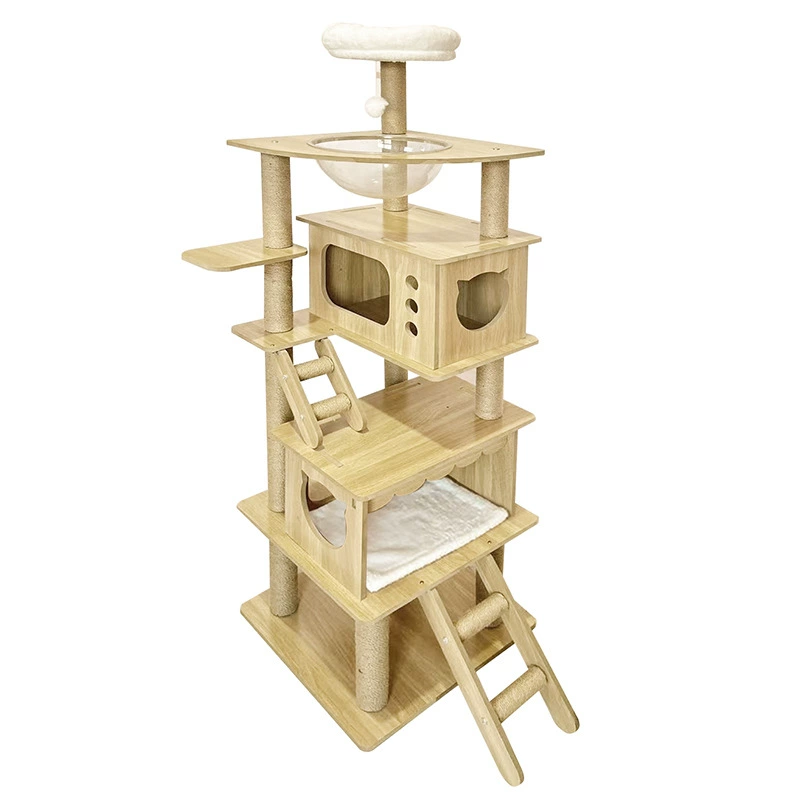 Кошачий лазает цельный деревянный столб с космической капсулой