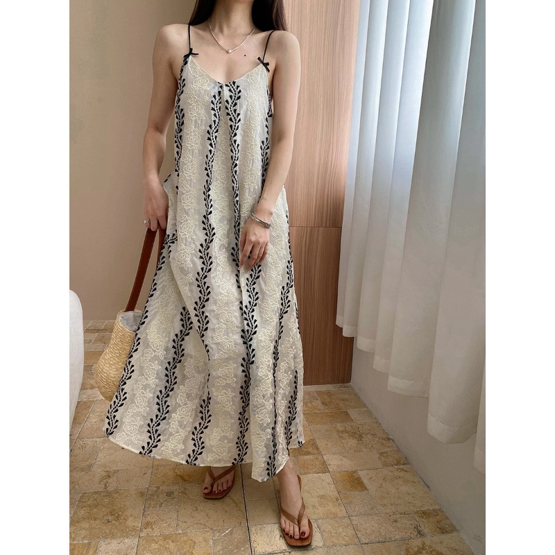司南法式慵懒风高级感气质重工刺绣宽松显瘦吊带连衣裙