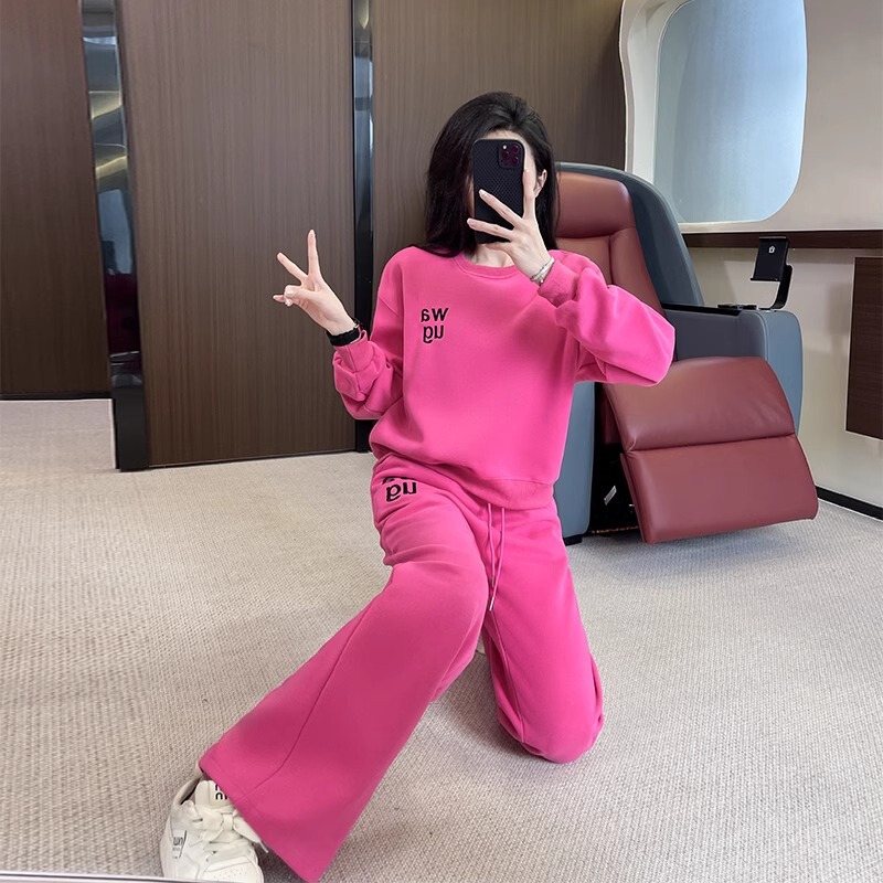 赤いカジュアルスポーツスーツの女性春と秋の新型広場ダンス服の高級感のあるガードルのワイドパンツの2つのセット|undefined