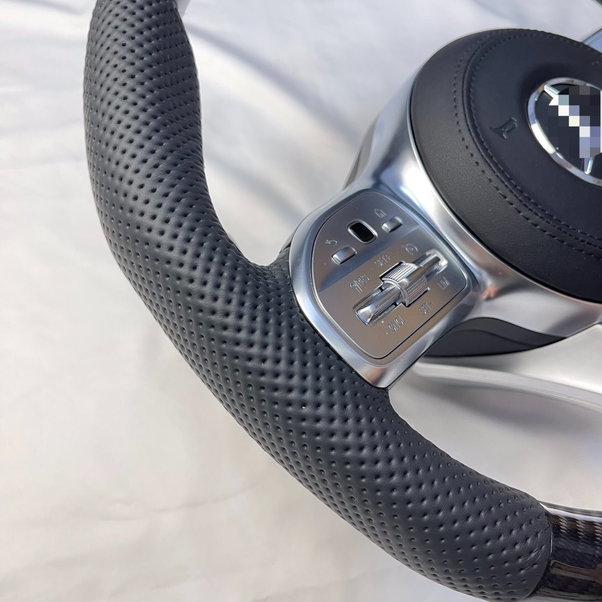 Suitable for Mercedes-Benz steering wheels of A-Class, C-Class, E-Class, ML old models, upgraded to new models, modified AMG carbon fiber steering wheel assembly