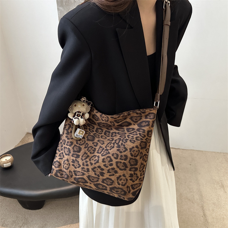 Bolso de leopardo de gran capacidad para mujeres 2024 nuevo otoño invierno retro popular bolso de hombro de viaje ocio mochila