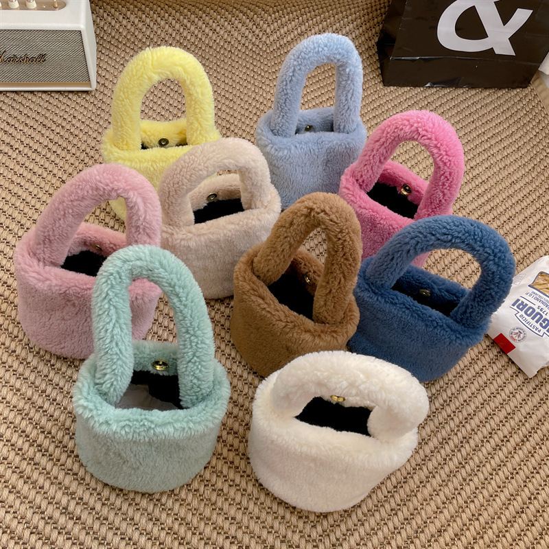 Super Cute Korean New Winter Lamb Wool Bag Hand Bag Furry Handbag Plush Bucket Bag Magnetic Buckle Super Cute Korean New Winter Lamb Wool Bag Hand Bag Furry Handbag Plush Bucket Bag Magnetic Buckle