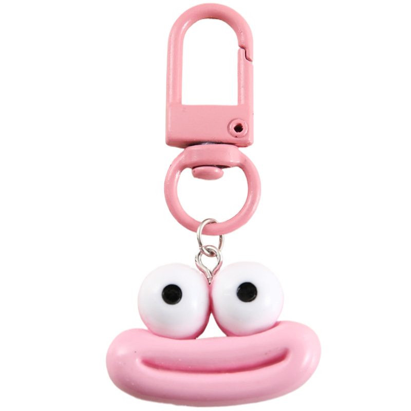 かわいいアニメの大きな口のキーホルダーは学生のカバンを飾っています。