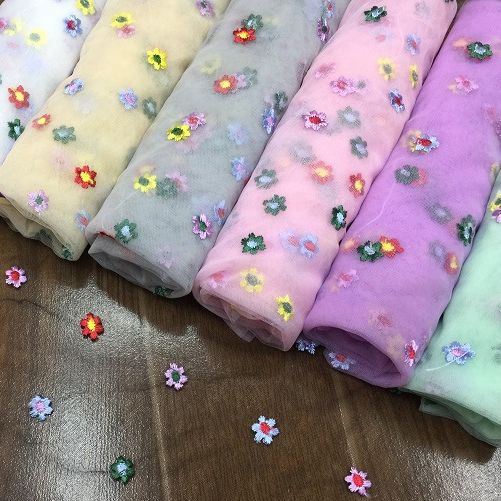 厂家直销 新款五彩小碎花绣花面料 蕾丝花边刺绣布料 五色小花绣