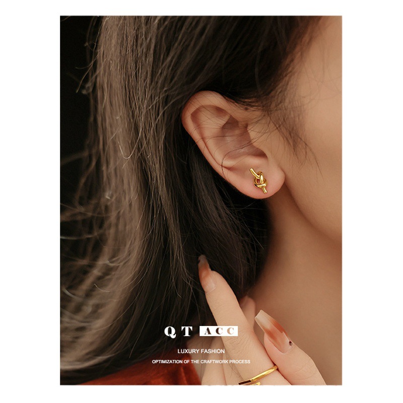 Diseño simple europeo y americano anudado torcido flor pequeños pendientes nicho exquisito retro de alta calidad pendientes de aguja de plata para las mujeres