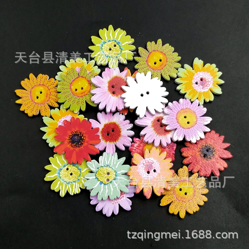 Botón de madera de crisantemo pintado de fondo blanco de 25mm Botón de madera de crisantemo decorativo de fondo blanco de bricolaje 50 por paquete