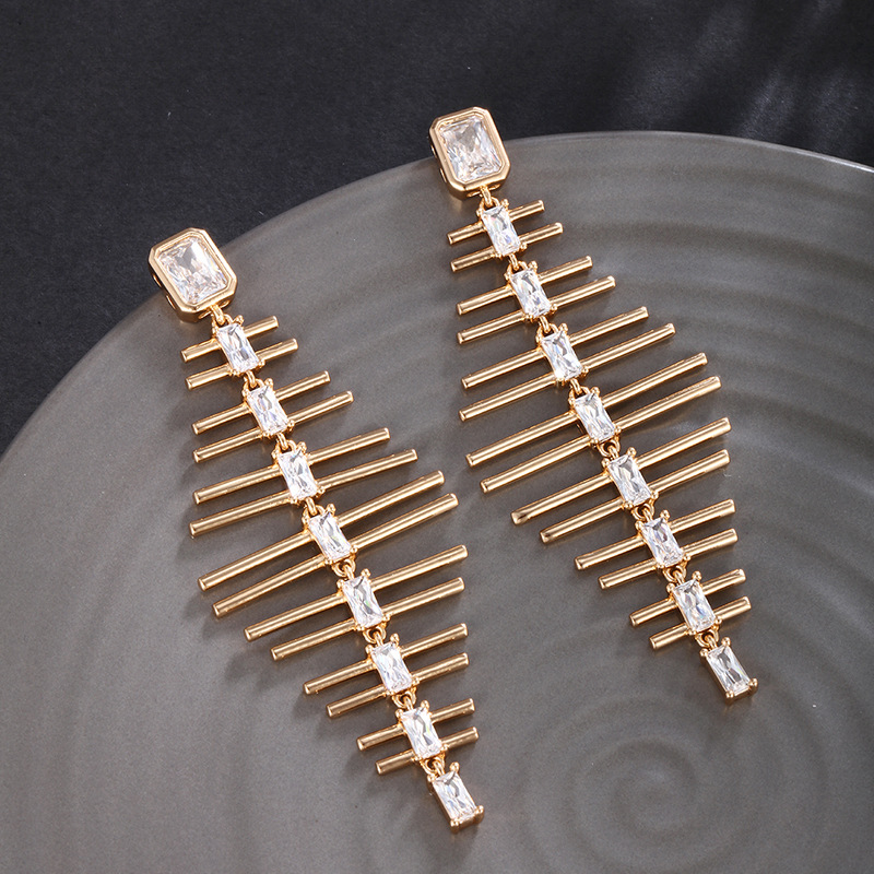 Joyas Xuping coloridas gemas artificiales personales pendientes de hueso de pez pendientes de lujo ligero de alto nivel de Europa y América nicho joyas de orejas para mujeres