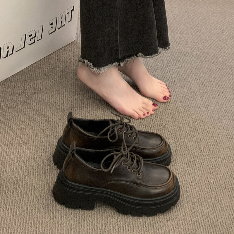 Zapatos de cuero negro para las mujeres 2024 primavera nuevo todo-fósforo de suela gruesa estilo británico mocasines populares estilo preppy JK zapatos de una sola capa