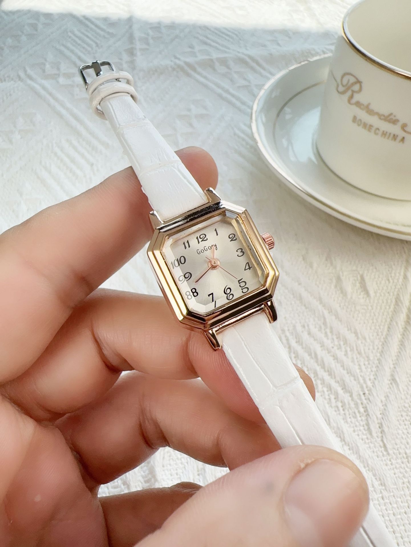 45g Weight Ordinary Glass Mirror Material Imitation Leather Strap Material Watch Classification Pointer+Number Display Type Casual Geometric Concealed Buckle Quartz Women's Watches