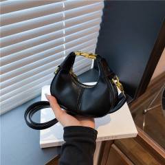 春の新型ファッションの軽豪華チェーンの三日月の手提げ口の赤い包みの小さい大衆の潮流は肩に合わせてギョーザの包みを斜めに掛けます。