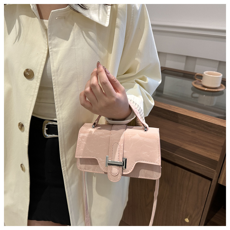 2024 New style women's trendy, fashionable and high-quality single-shoulder handbag, autumn commuting crossbody small square bag undefined