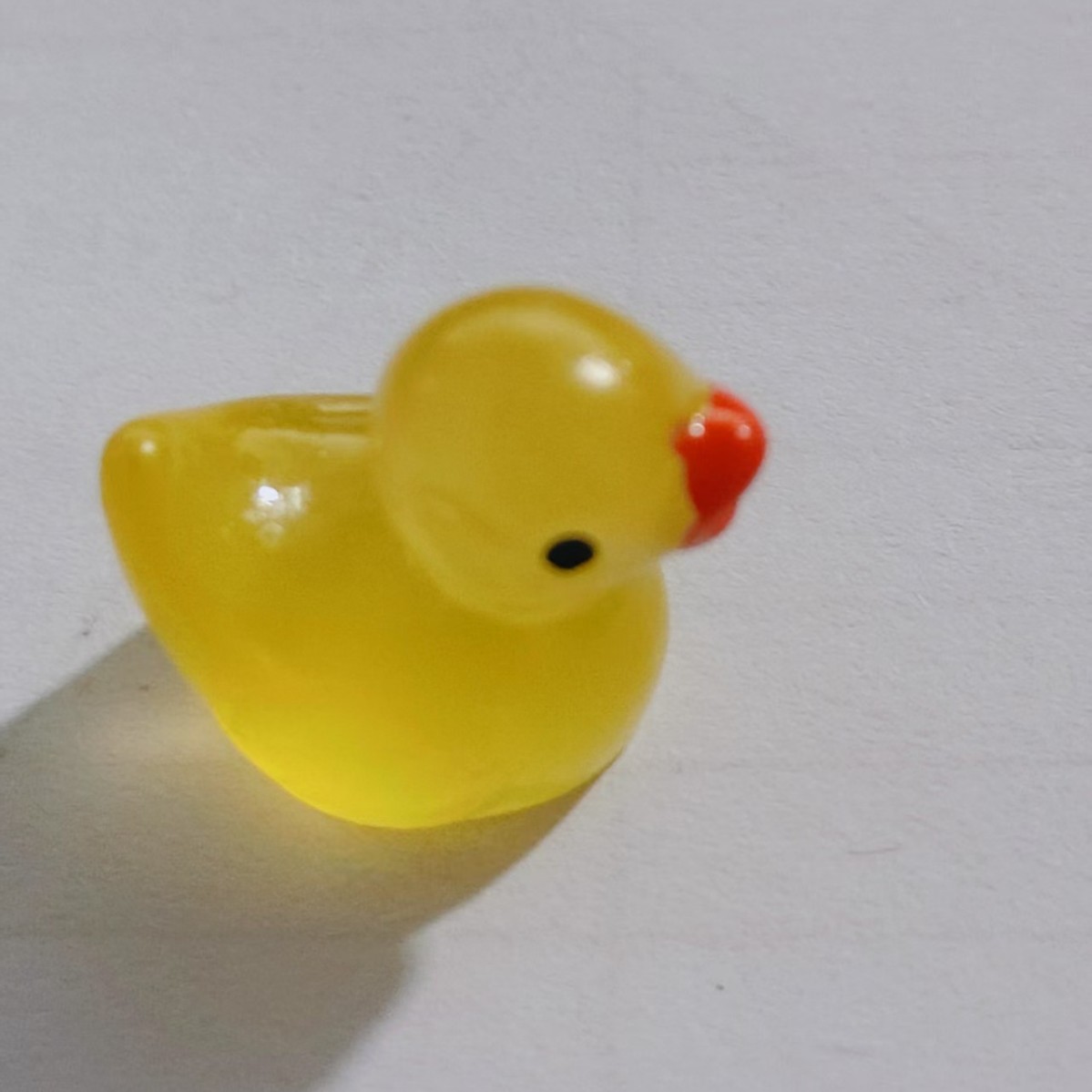 Mini patito luminoso Adornos de animales pequeños de colores para niños Diy Colgante de resina Llavero de recuerdo hecho a mano