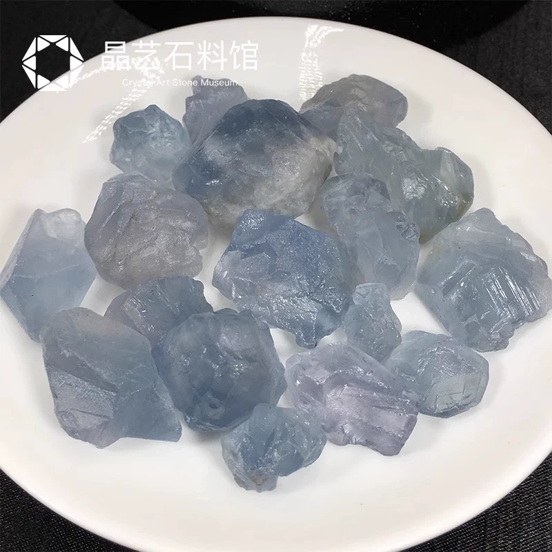 Organic natural ore, blue raw materials for cosmetics, popular science ore sample, training