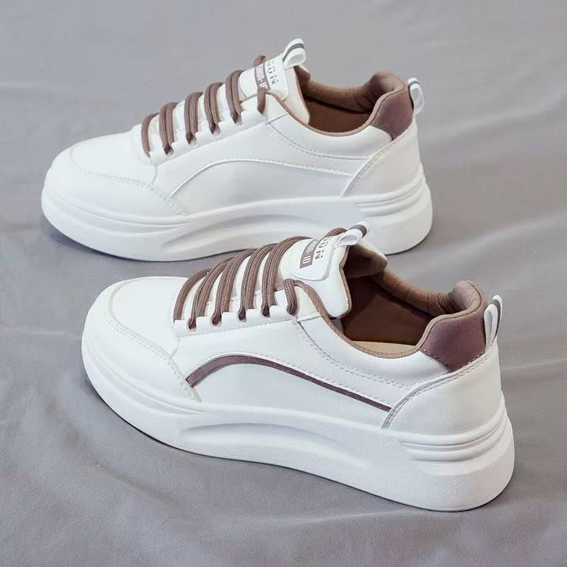 2025 primavera nuevos estudiantes Harajuku zapatos de skate pequeños zapatos blancos para mujeres versátiles coreanos zapatos de cuero deportivo de suela gruesa