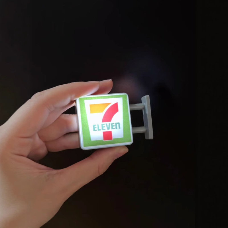 創意的な冷蔵庫はコンビニのランプブランドのローソン711の家族商店を貼って発光します。|undefined