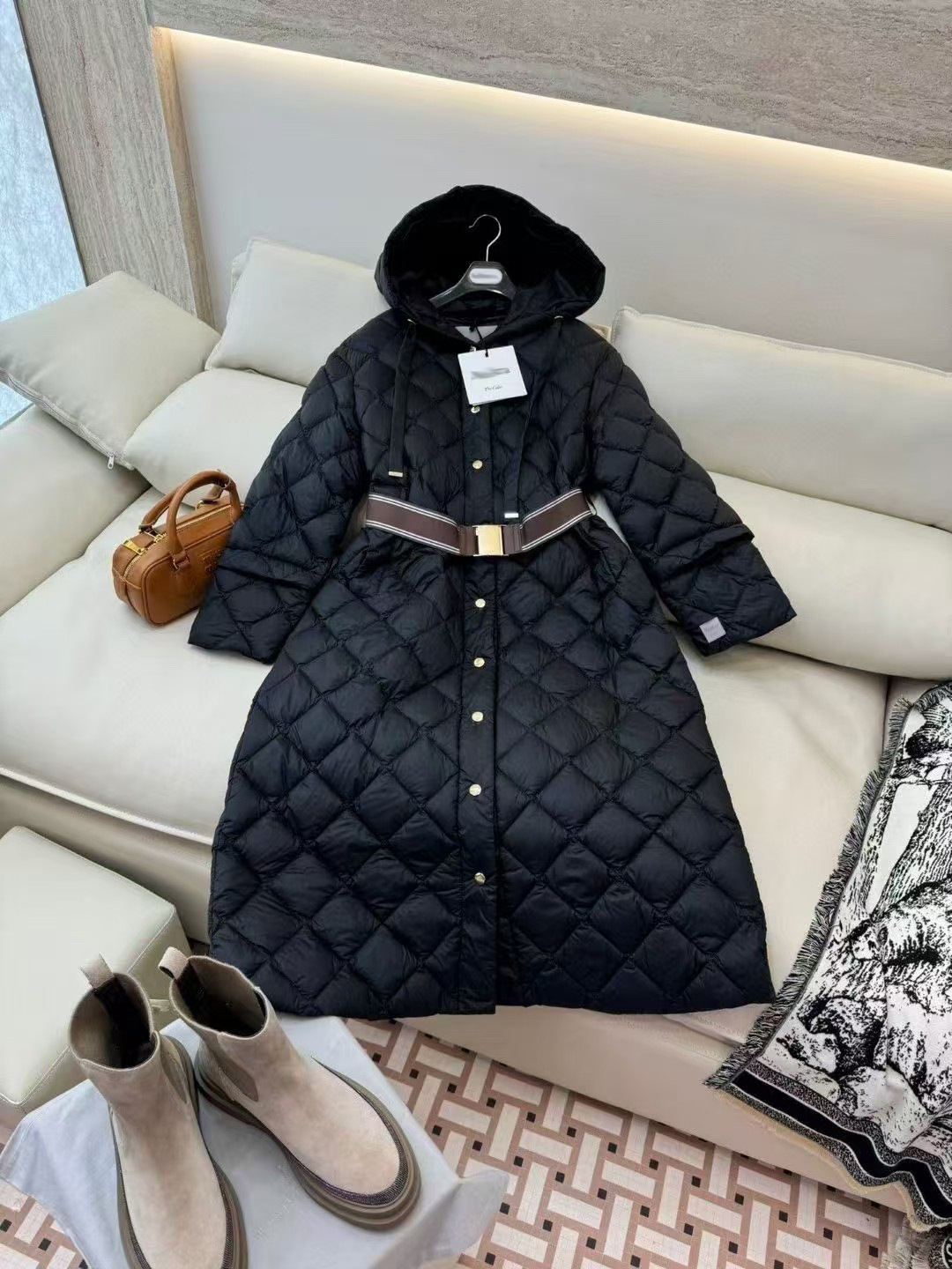 모피 칼라가 없는 검정색