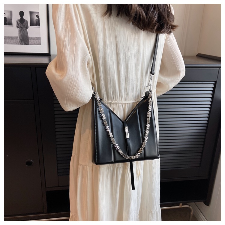 Women's Small Pu Leather Stripe Solid Color Classic Style Chain Square Lock Clasp Crossbody Bag display picture 1