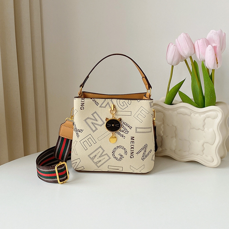 Frauen 2023 Neue Trendy Sommer High-End-Wasser Eimer Mode Alter Reduziert Umhängetasche Modische Handheld_voghion.com