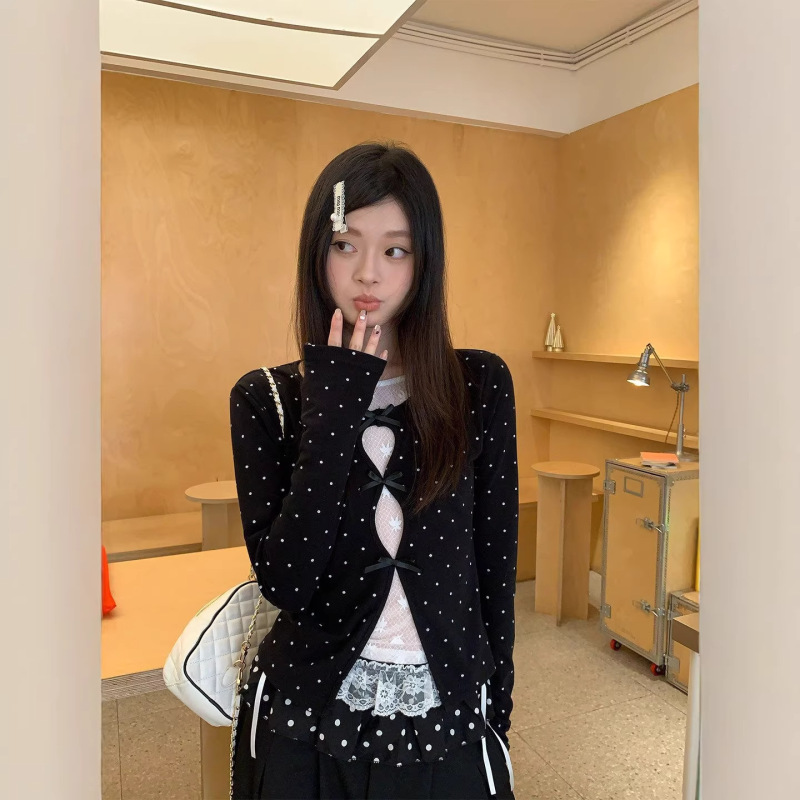 Song Zheng'En Black Polka Dot Faux Two-Piece Long-Sleeve T-Shirt for Women, Spring Slim-Fit Inner Wear with Lace Splicing Design Top