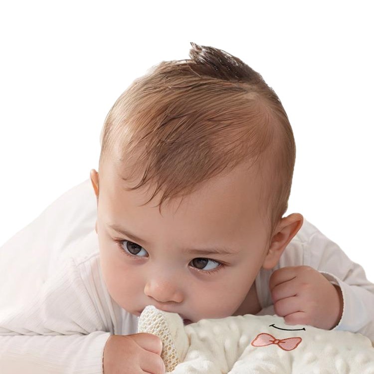 Bebé acariciando el sueño, tranquilizando las palmas, persuadiendo al bebé para que duerma, el bebé se acuesta, persuade al bebé para que se duerma y duerma, bofetada en febrero