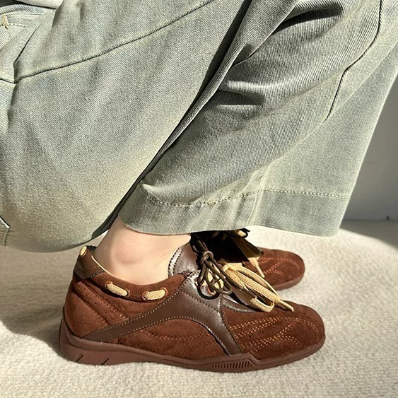 Коровья кожа версия ~ Спотовая контрастная функция Fengde обучает обувь для женщин 2025 новая плоская подошва для повышения повседневной спортивной обуви