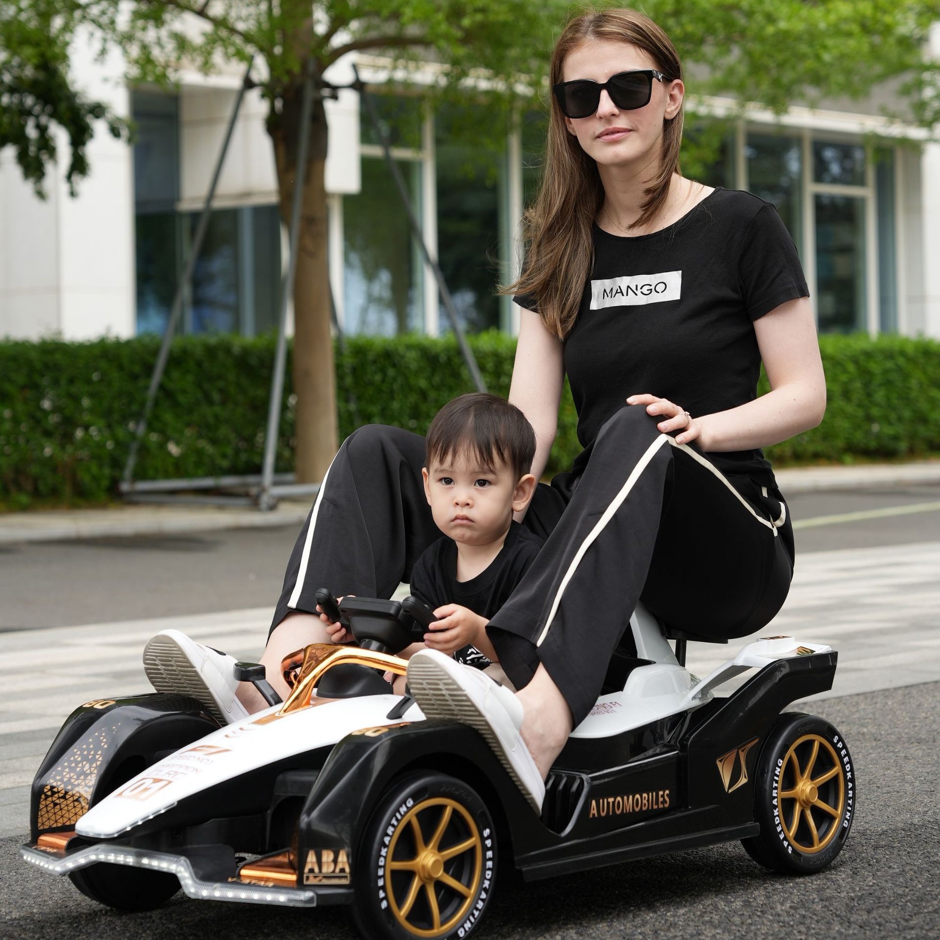 Bolalar uchun yangi go-karting elektr avtomobili, to'rt g'ildirakli drift avtomobili, masofadan boshqarish pulti, o'g'il va qiz bolalar uchun qayta zaryadlanuvchi o'yinchoq avtomobil, minish mumkin.