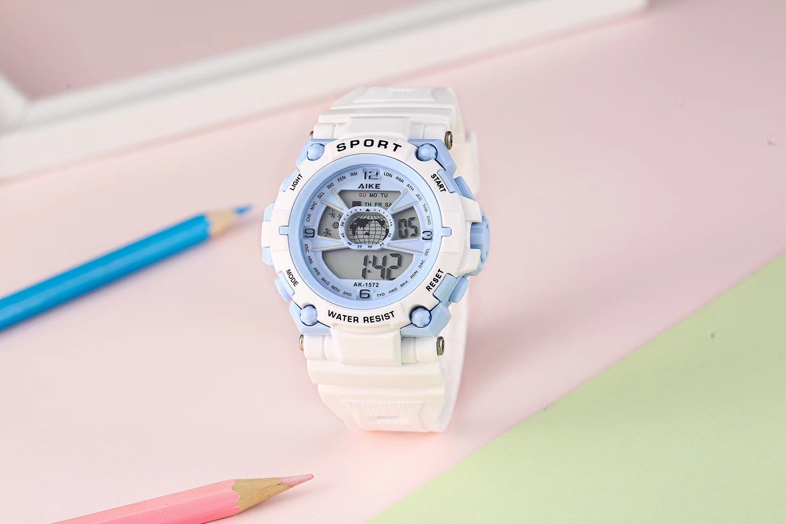 AIKE1572 estilo deportivo reloj electrónico luminoso para hombres y mujeres reloj impermeable para estudiantes al por mayor amor grabado transparente caja independiente