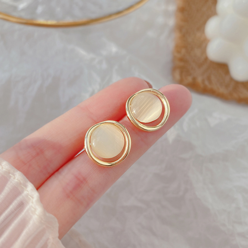 Luz de lujo de alto nivel nicho de diseño femenino sensación de aretes de bordilla temperamento perla asimetría joyería perla al por mayor