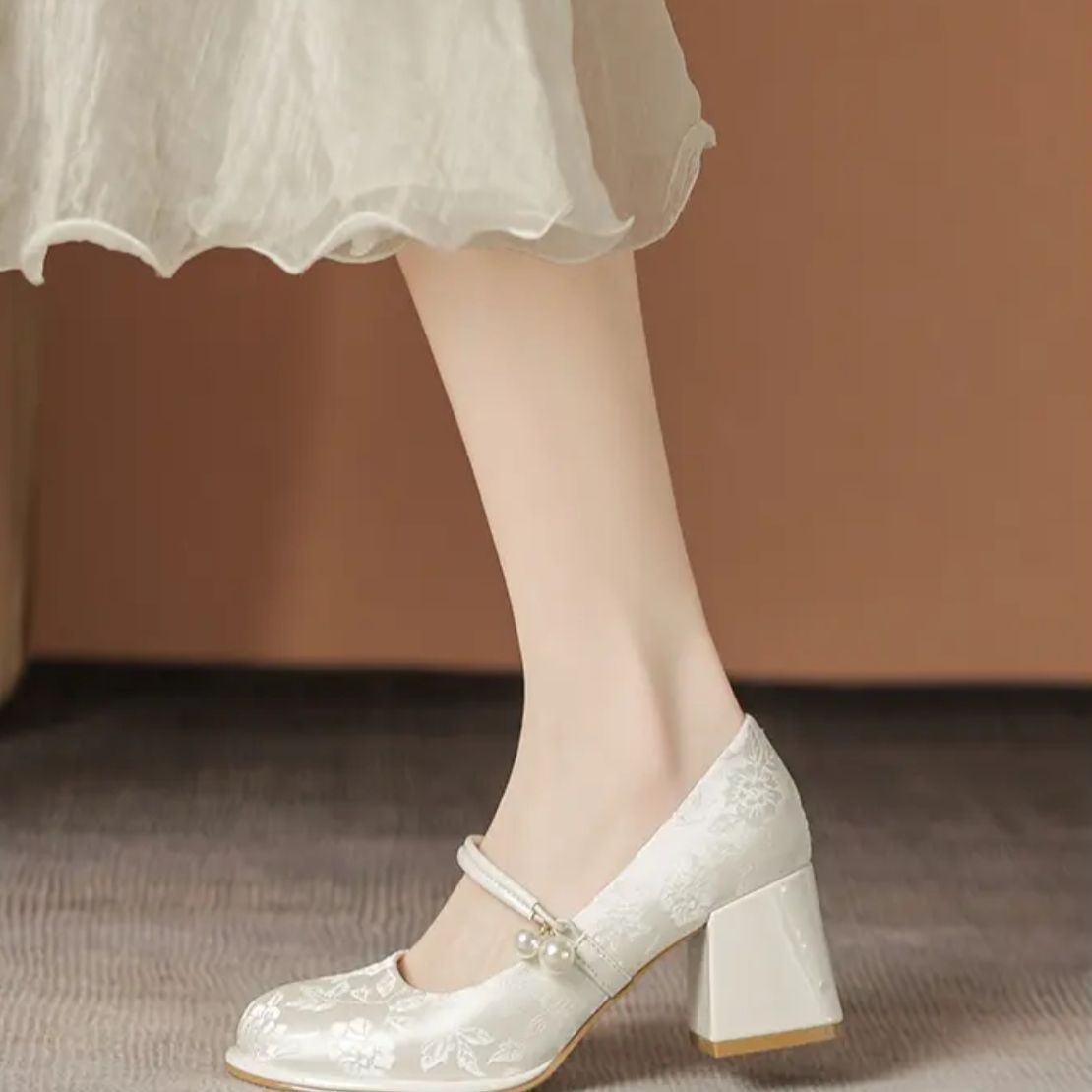 Cheongsam Guofeng Marizhen zapatos de mujer 2026 zapatos de cabeza cuadrada de primavera de mujer nuevos zapatos chinos de tacón alto suaves zapatos de dama de honor