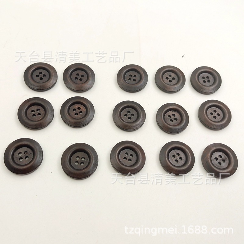 Botón de madera de ala ancha de cuatro ojos de 25mm Color de madera/marrón/color café oscuro 50 piezas por paquete