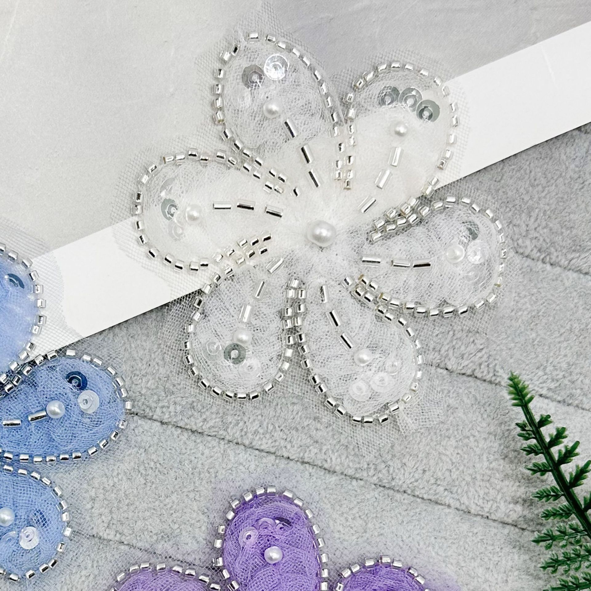 Pequeñas flores de clavos de cuentas bordadas parches dulces de novia multicolor zapatos sombreros ropa infantil plumón accesorios de decoración image 6