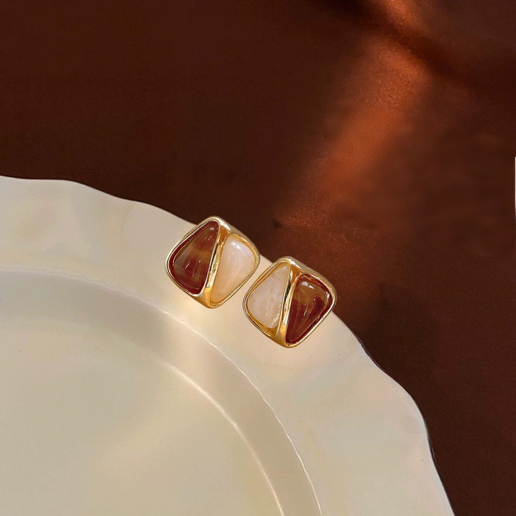 Pendientes de ojo de tigre de color de contraste de estilo retro Maillard coreano Pendientes de color café cuadrado de temperamento de diseño de nicho