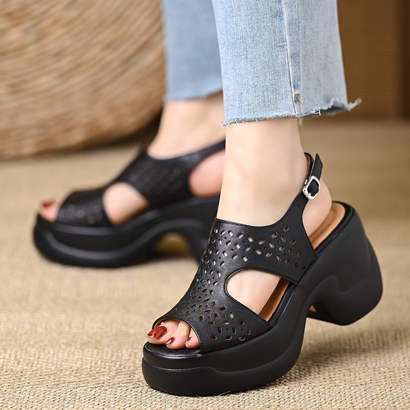 2025 verano nuevo estilo romano hueco antideslizante resistente al desgaste zapatos de mujer suave y cómodo fuera de moda con zapatos de madre