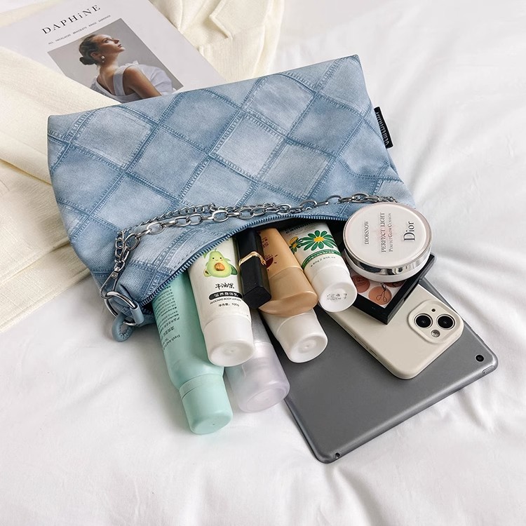 A niche canvas bag with a large capacity for women, a trendy 2023 new style for work, commuting, and student classes, a single-shoulder underarm tote bag undefined