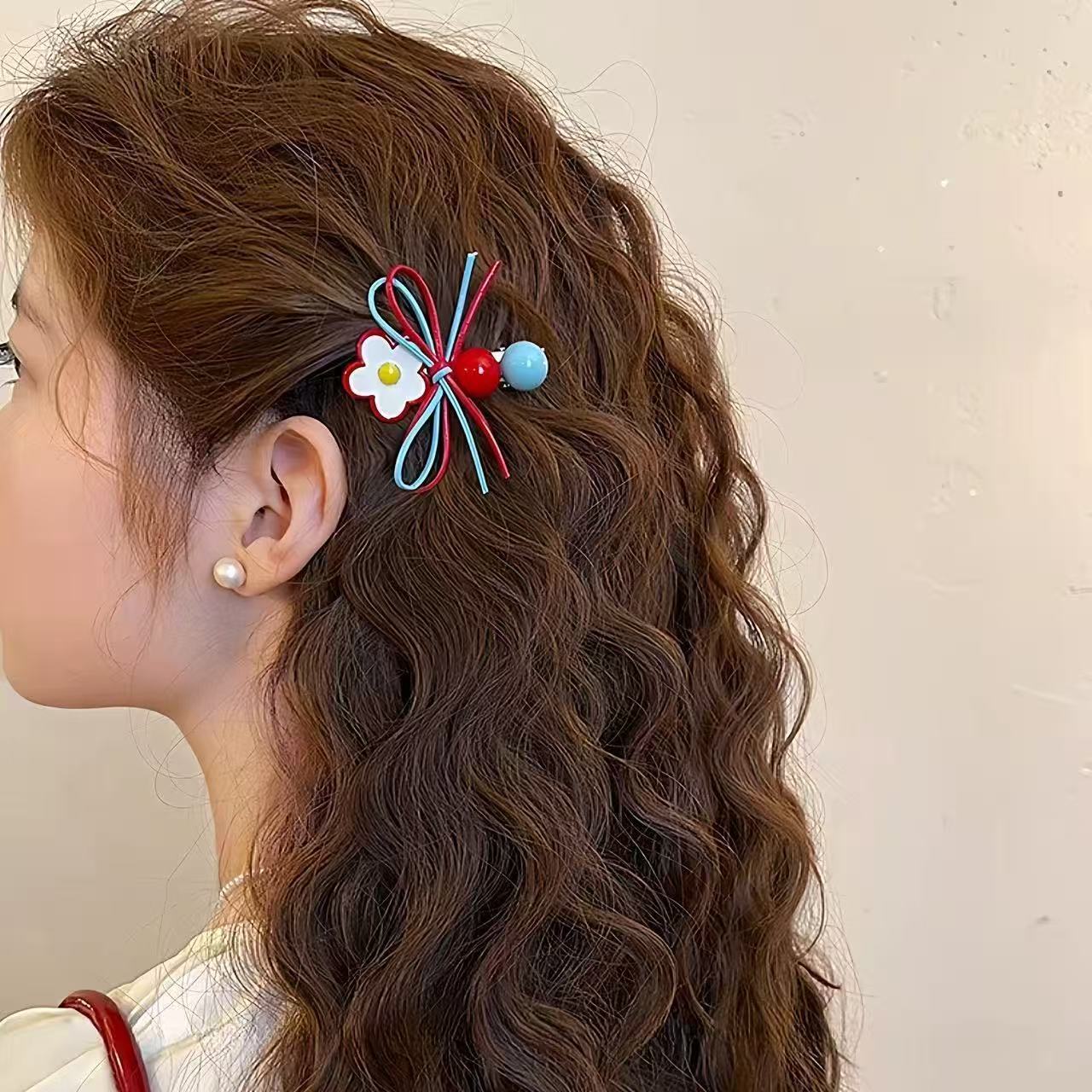 Haarspange Mit Floraler Schleife Und Perlen In Rot Und Blau_voghion.com