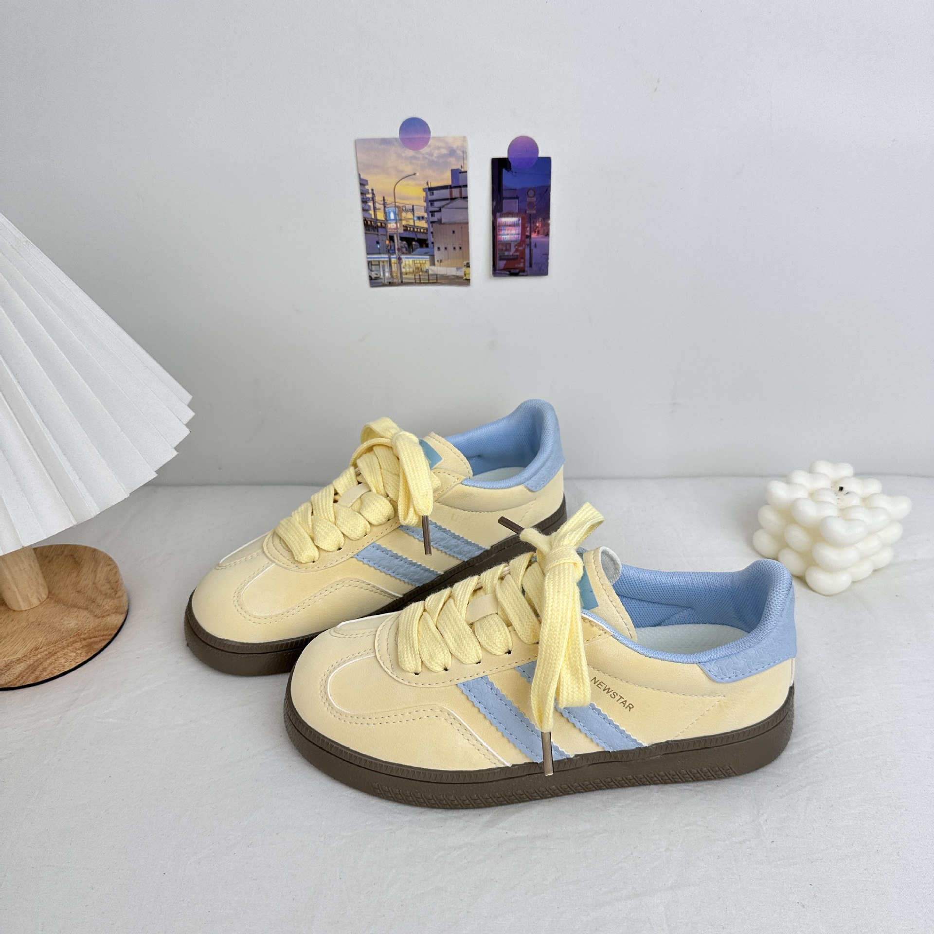 Yuanbo 2025 primavera nuevo estilo zapatos de entrenamiento alemanes de corte bajo estilo femenino de Hong Kong zapatos de lona estilo universitario de nicho zapatos casuales de tabla Harajuku generación