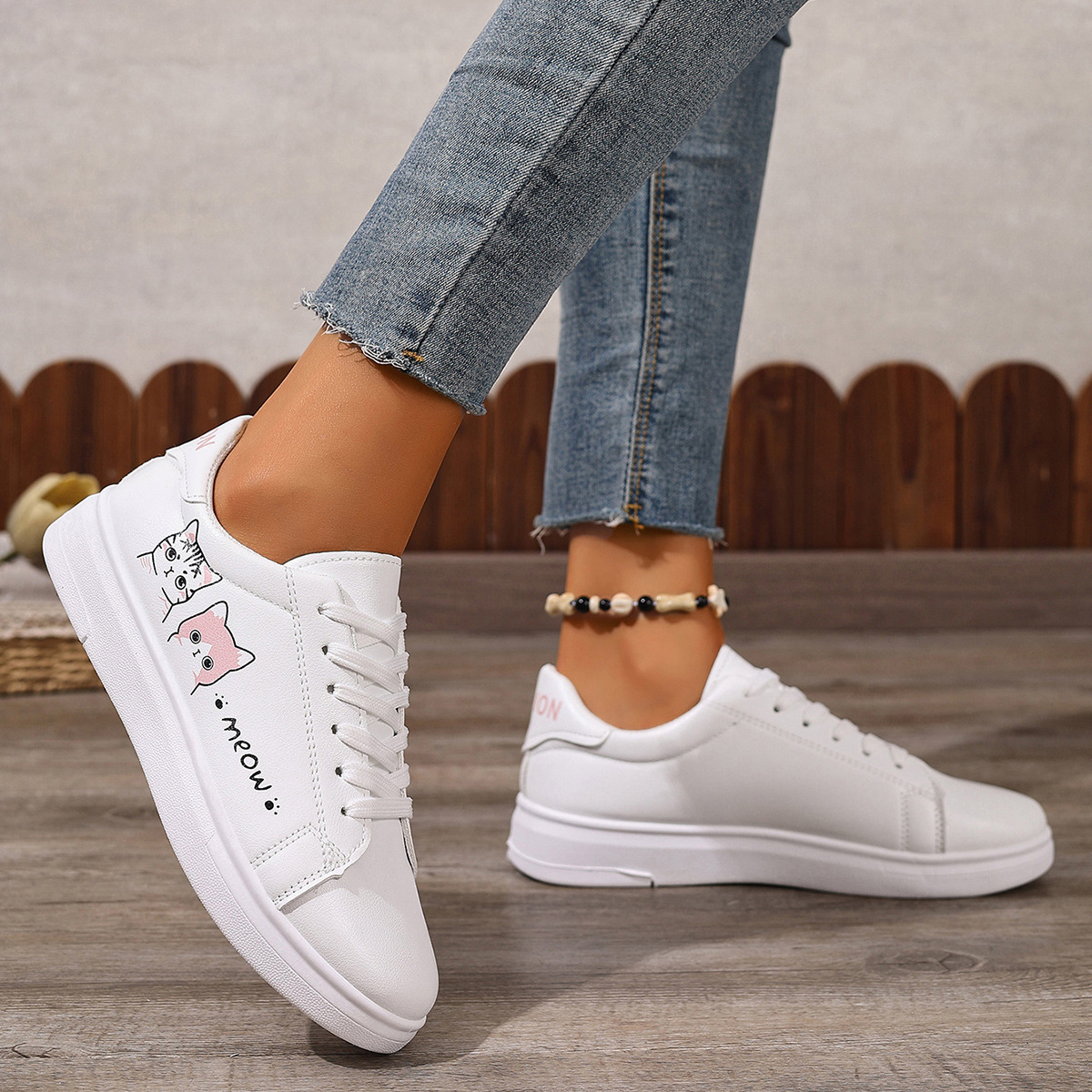 Pequeños zapatos blancos para mujeres 2025 primavera y otoño nuevo comercio exterior zapatos de plantilla estudiantes zapatos de mujer de tamaño grande zapatos deportivos casuales de cuero